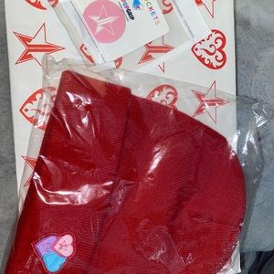Brand new Jeffrey star beanie & pop socket